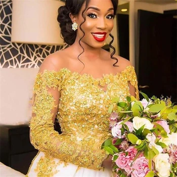 2020 Afrički Plus Size vjenčanicu s vlakom s otvorenim ramenima Zlatne aplicirano Čipkan loptu haljina dugih rukava Vjenčanica